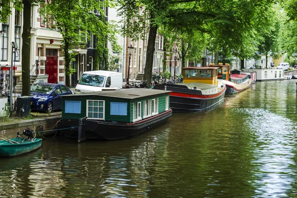 Průplav Amsterdam a typické domy — Stock fotografie
