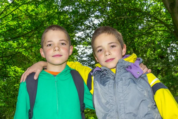 Porträt zweier sich umarmender Jungen, Tweens — Stockfoto