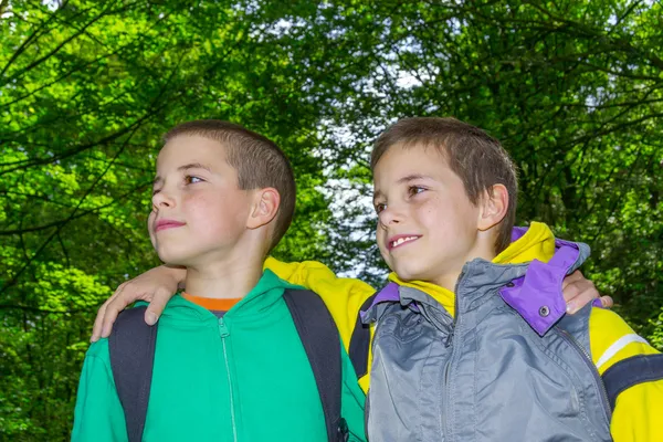 Портрет двух обнимающихся мальчиков, подростков — стоковое фото