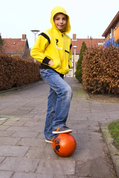 Roztomilé dospívající chlapec s míčem na ulici — Stock fotografie