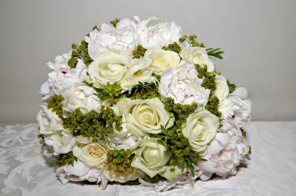 Bouquet white roses and pion — Stock Photo, Image