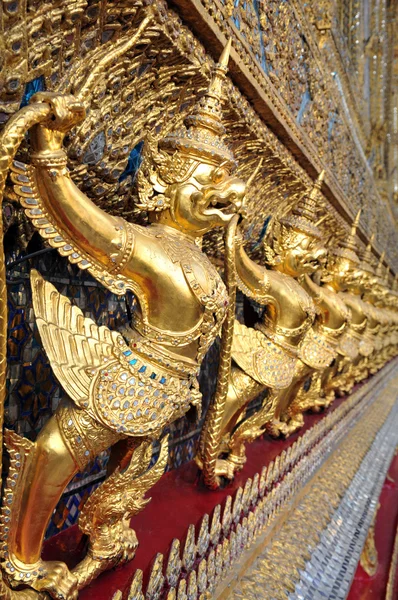 Scultura di garuda d'oro al Palazzo Reale, Bangkok, Thailandia — Foto Stock