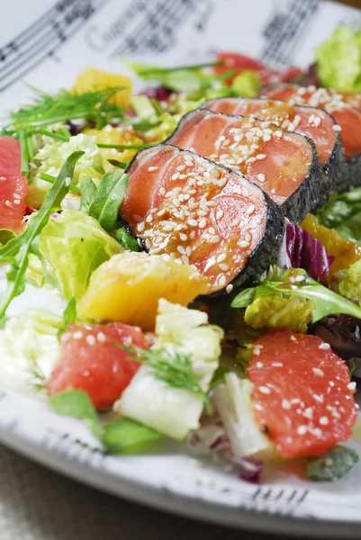Salată cu somon — Fotografie, imagine de stoc