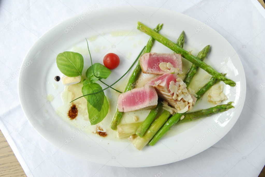 Grilled tuna with asparagus