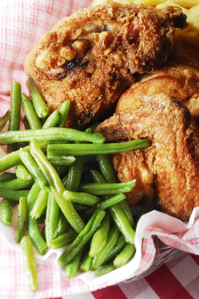 Green beans and fried chicken — Stock Photo, Image