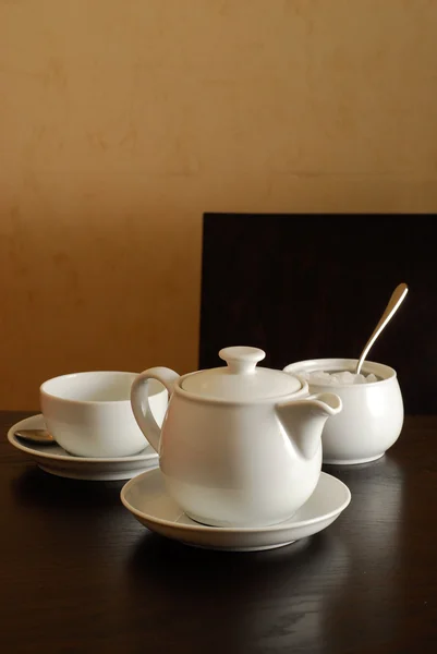 Bule com xícara em um interior de restaurante — Fotografia de Stock