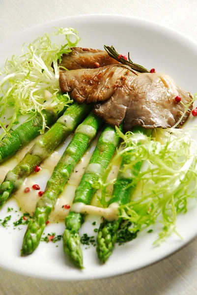 Chicken liver with asparagus — Stock Photo, Image