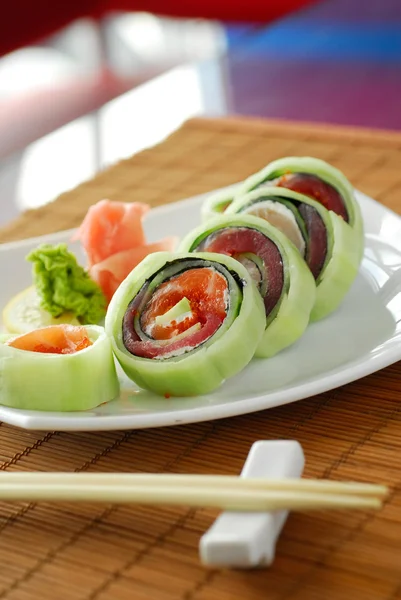 Japansk restaurang sushi med pinnar Royaltyfria Stockbilder
