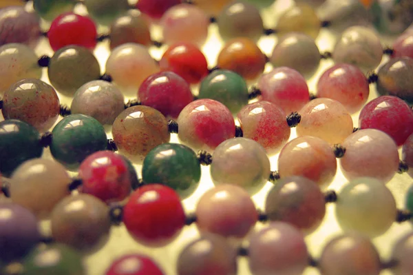 Perles d'une pierre multicolore — Photo