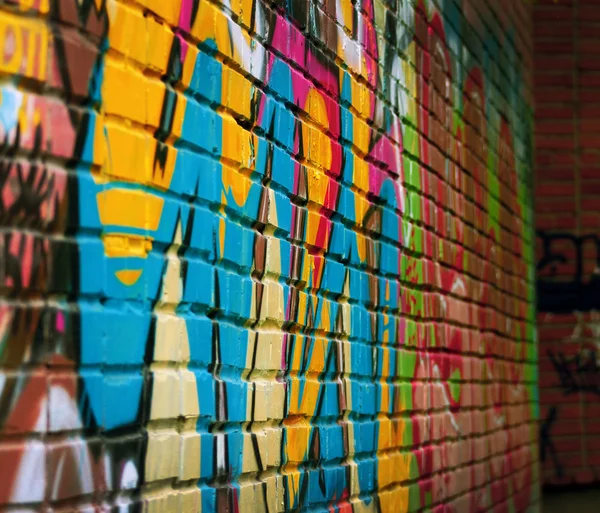 Bakgrund med en vägg med graffiti Stockbild