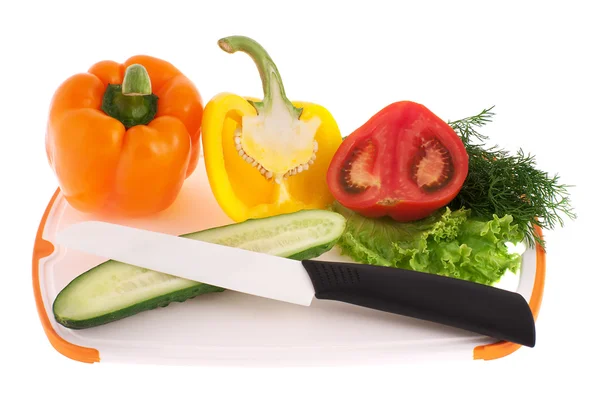 Grønnsaker og kniv på nedskjæringstavle – stockfoto