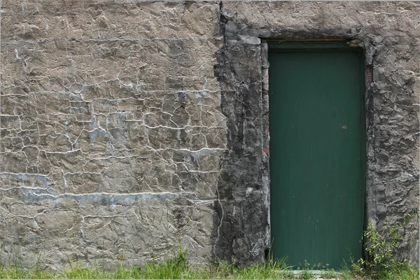 Grön dörr och spruckna väggen — Stockfoto