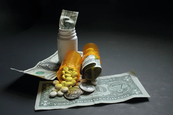 Geld und Medikamente Stockbild