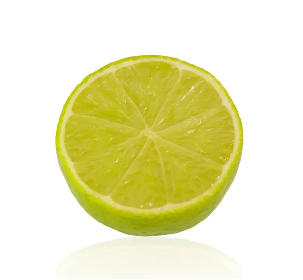 Meio limão verde isolado sobre fundo branco — Fotografia de Stock