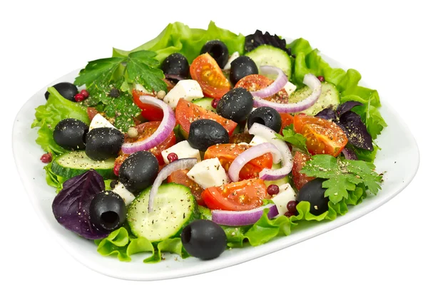 Salát, rajče, olivy, bazalka, cibule a mozzarellou — Stock fotografie