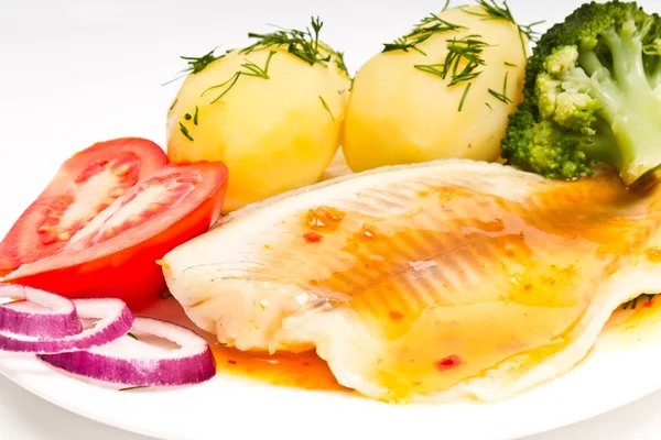 Ziemniaki z koperkiem, filet z ryby, pomidorów i cebuli — Zdjęcie stockowe