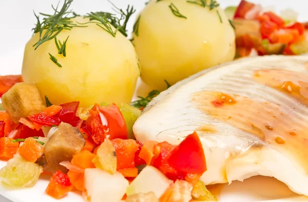 Filé de peixe com legumes cozidos no vapor e batatas — Fotografia de Stock