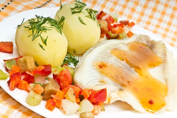 Filetes de peixe, batatas de endro e legumes cozidos no vapor . — Fotografia de Stock