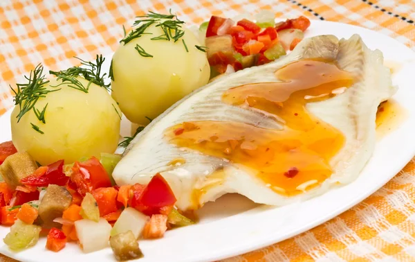 Filete de pescado de mar con verduras y patatas —  Fotos de Stock