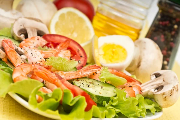 Salad with shrimp and vegetables — Stock Photo, Image