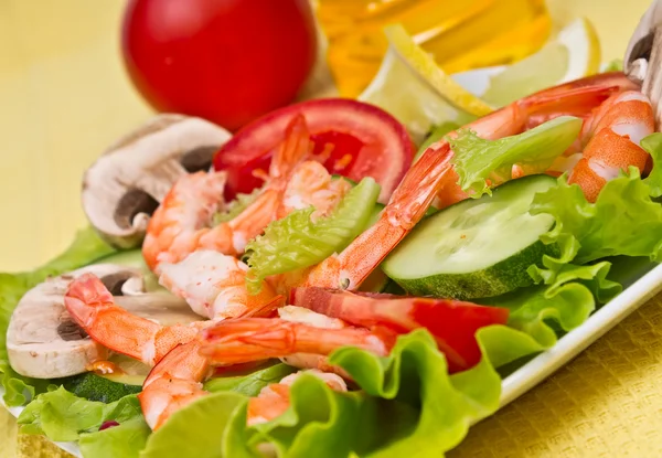Salada com camarão e legumes frescos — Fotografia de Stock