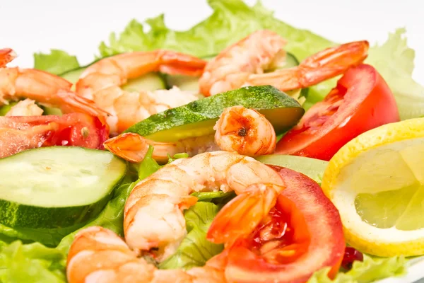 Salada de camarões reais e legumes frescos — Fotografia de Stock