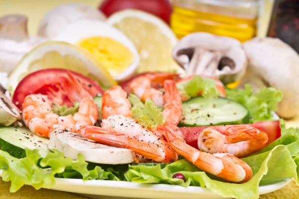 Salada de legumes com camarão — Fotografia de Stock