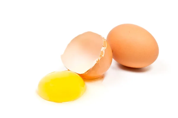 Bütün ve kırık yumurta — Stok fotoğraf