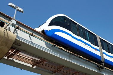 Monoray tren üzerinde koyu mavi gökyüzü