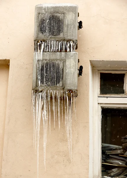 Die mit Eiszapfen bedeckte Klimaanlage — Stockfoto