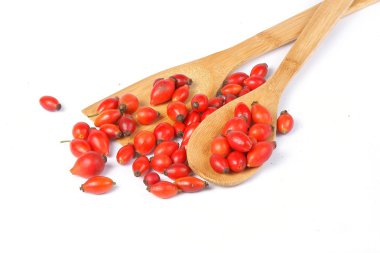 Rose hips tahta kaşıklar üzerinde