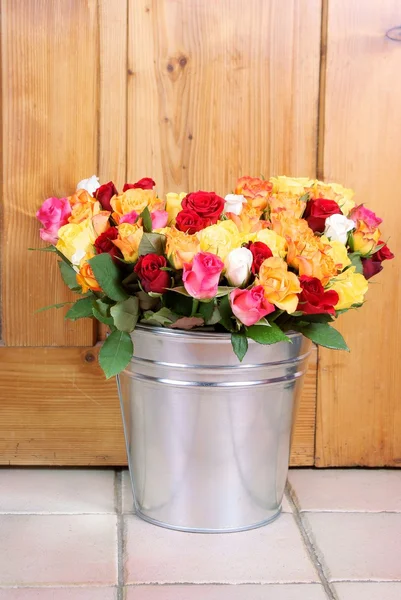 Růže v plechové boucket — Stock fotografie