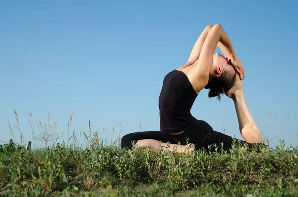 Yoga kvinna. — Stockfoto