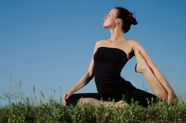 Yoga kvinna. — Stockfoto