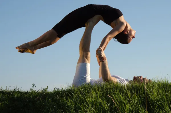 Akrobatiska yoga. — Stockfoto