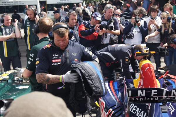 Red Bull F1 Mechanics — Stock Photo, Image