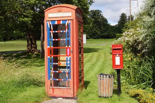 영어 마을 게시물 및 전화 상자 — 스톡 사진