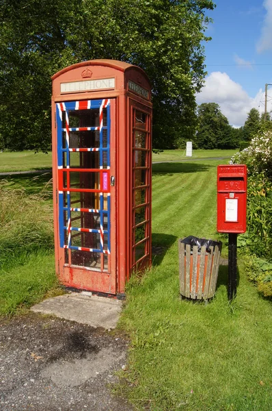 Poste e telefonate del villaggio inglese — Foto Stock