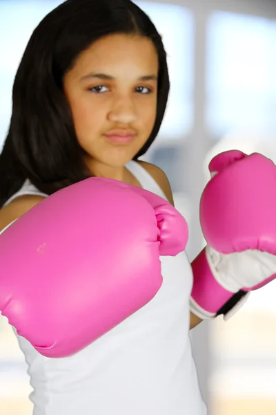 Tyttö nyrkkeily — kuvapankkivalokuva