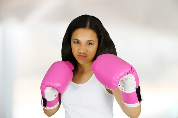 拳击的女孩 — 图库照片