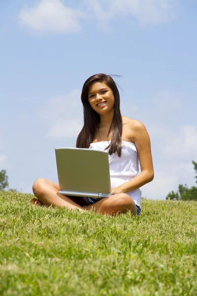 Dívka na laptop — Stock fotografie