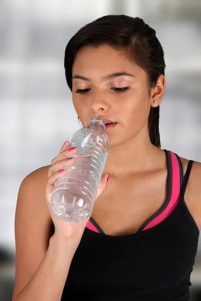 Wody pitnej nastolatek — Zdjęcie stockowe