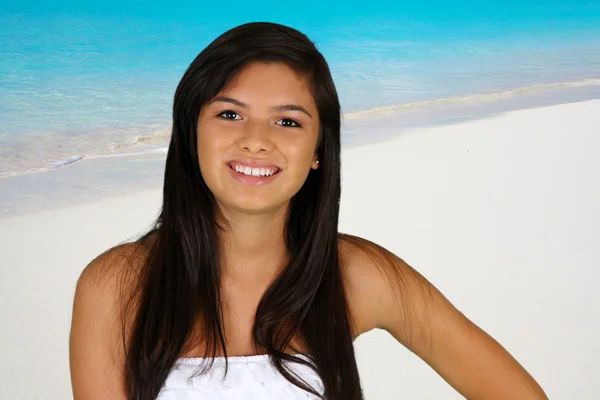 Tiener meisje op het strand — Stockfoto