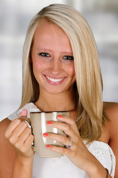 Vrouw drinken coffeee — Stockfoto