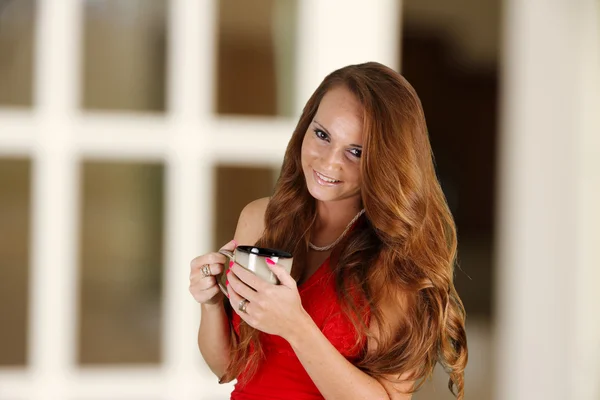 Kvinna dricka coffeee — Stockfoto