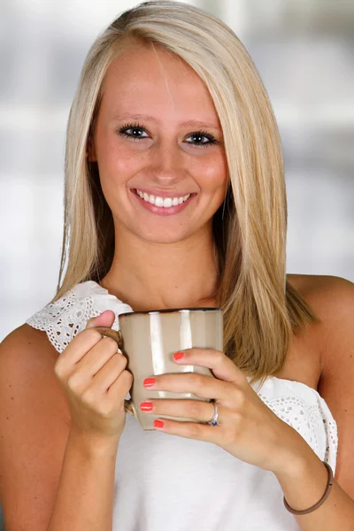Жінка п'є Coffeee — стокове фото