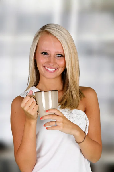 女性飲みコーヒー — ストック写真