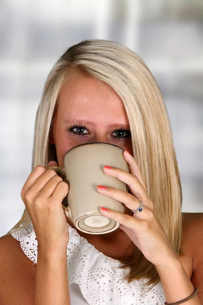 Woman Drinking Coffeee — Stock Photo, Image