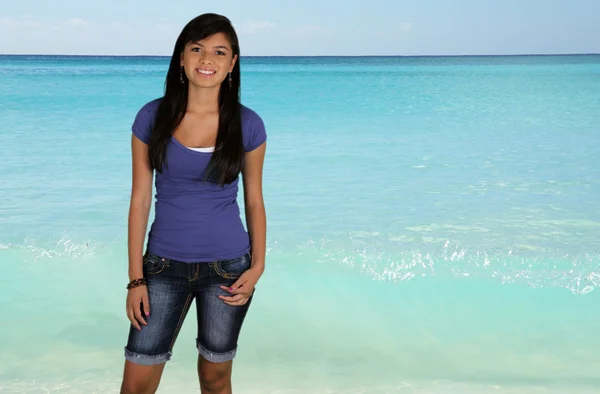 Adolescente chica en playa — Foto de Stock