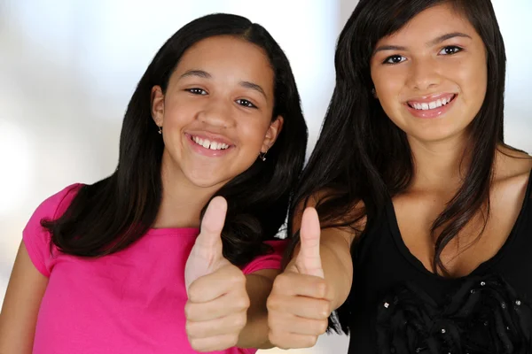 Duas meninas adolescentes — Fotografia de Stock